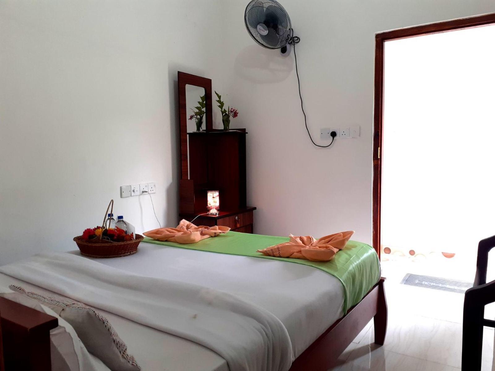 Subash Hotel Nallathanniya Exterior photo